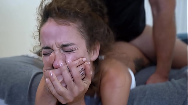 Adolescenta asiatica credea ca filmarea e usoara, dar pula mare ii distruge pizda stransa