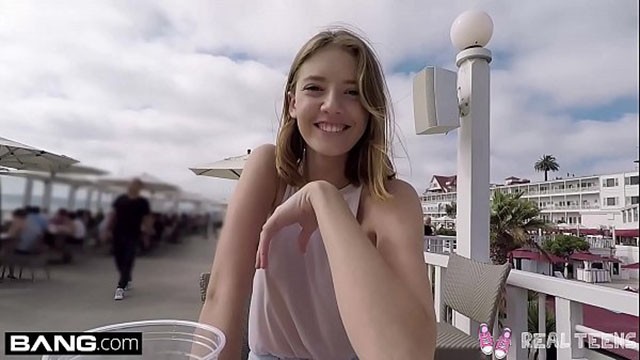 Adolescenta isi atinge pizda in public pentru filmare POV