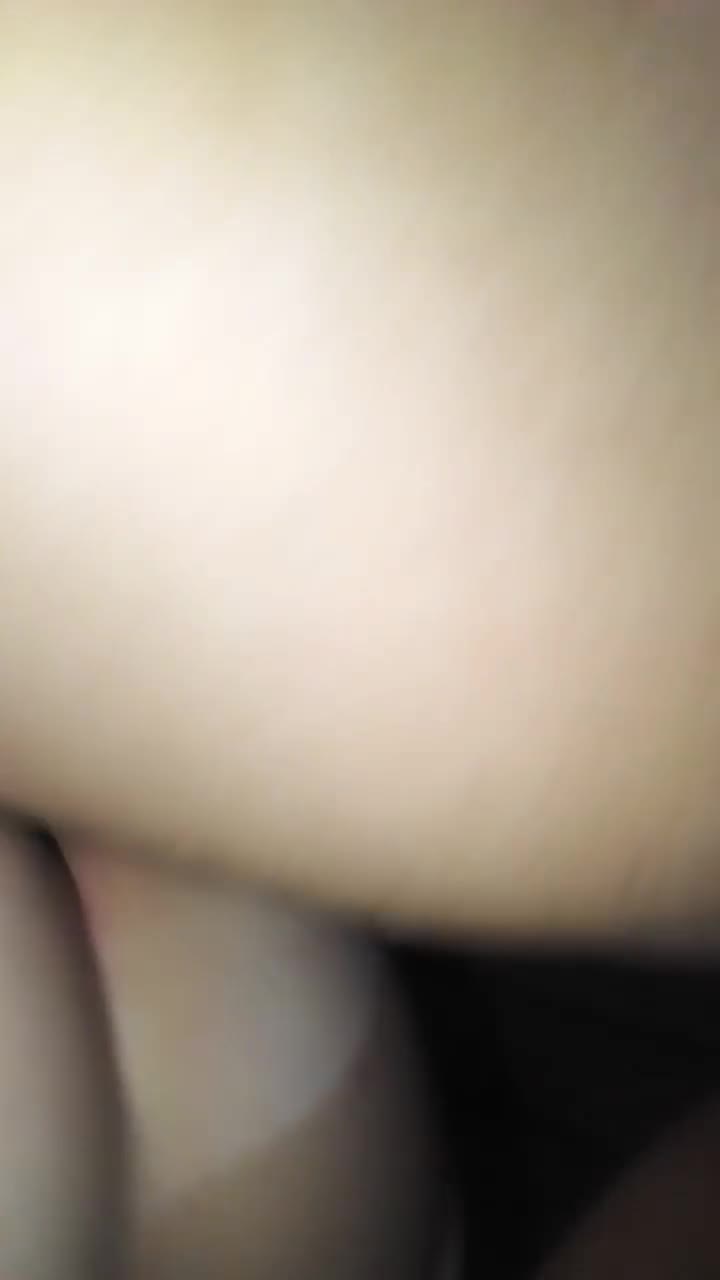 Amatoare bruneta se fute pe canapea si ia sperma in gura