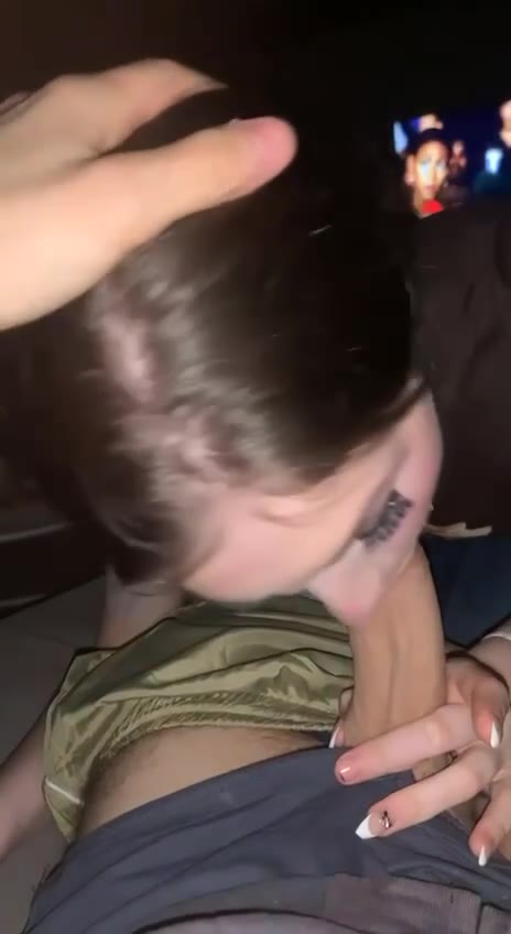 Bruneta româncă face sex oral și primește sperma în gură în timpul unui futai