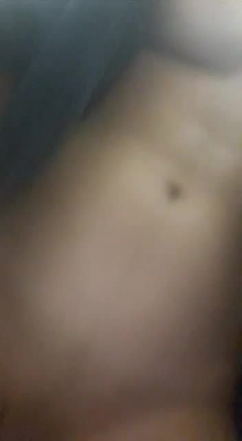 Amatoare bruneta se fute tare pe canapea cu iubitul ei