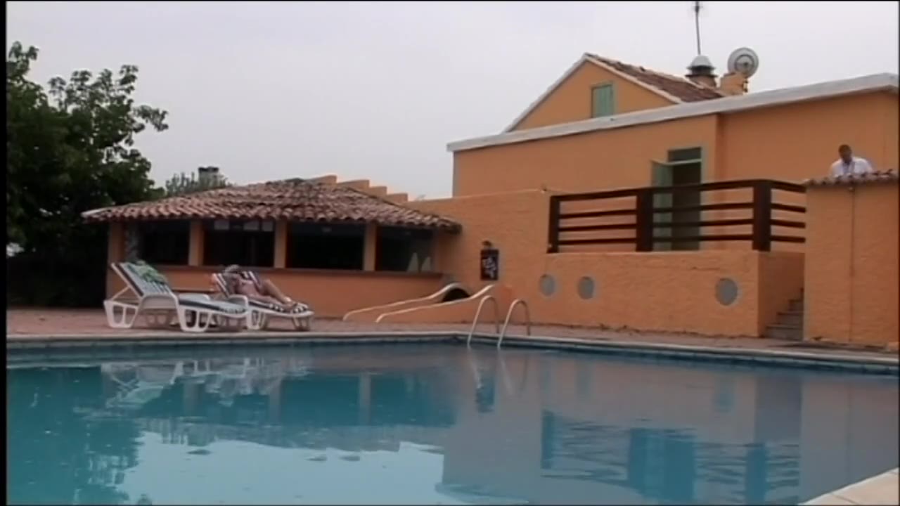 Bruneta se fute in gradina - el o penetreaza si o stimuleaza cu mana