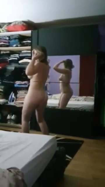 Amatoare româncă se fute în pat și ia sperma în gură