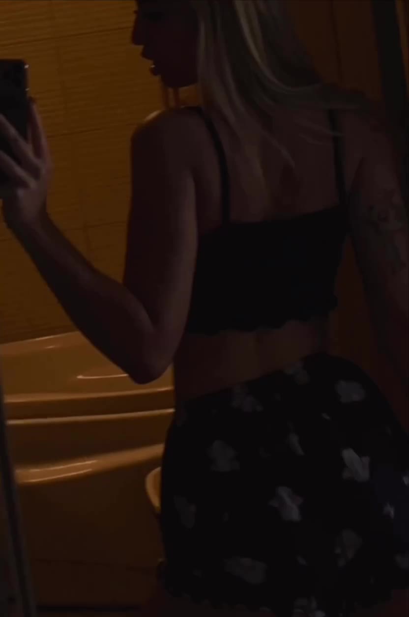 Amatoare bruneta se fute pe canapea cu vecinul si ia toata sperma in gura