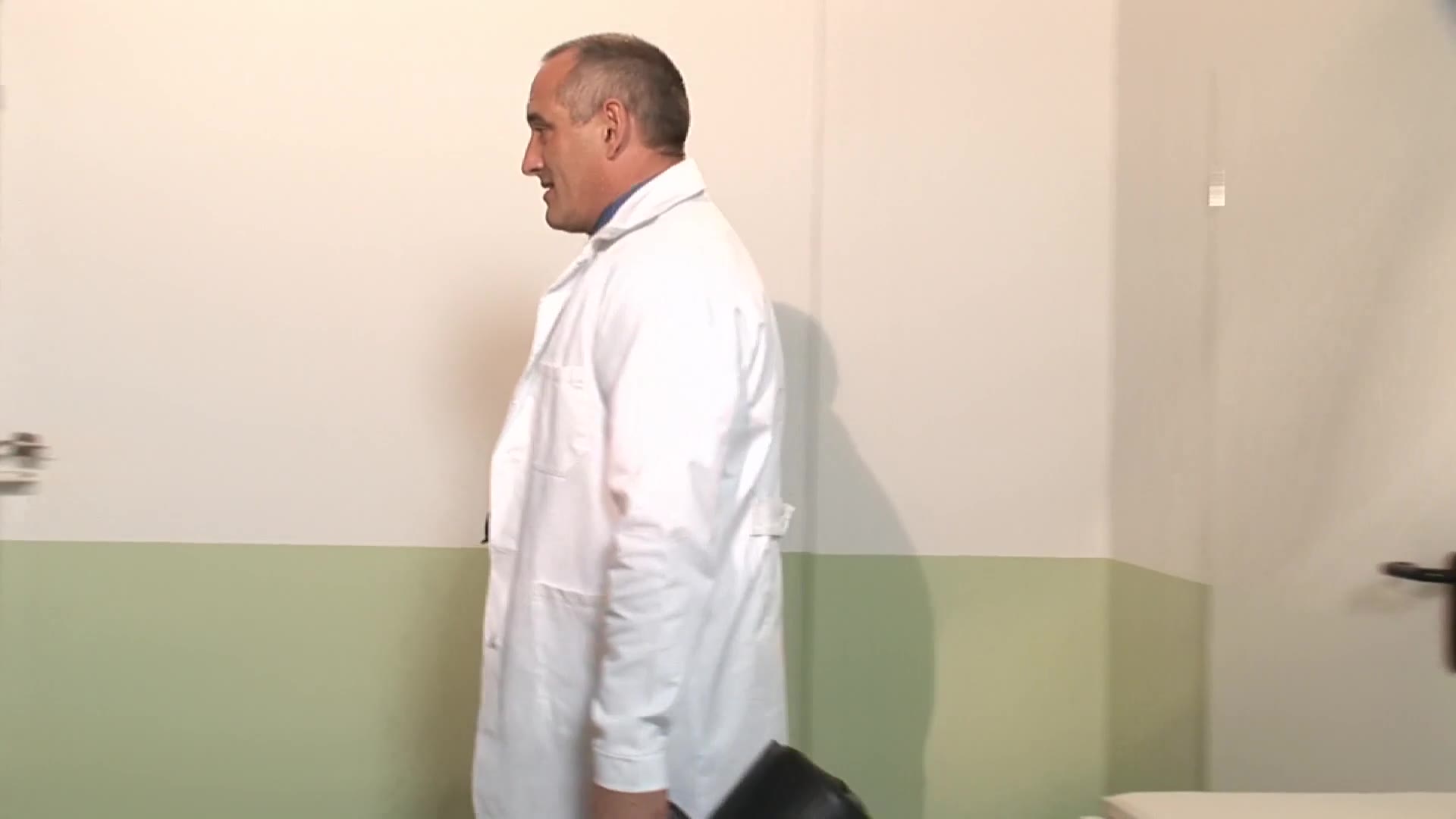 Blonda se masturbează intens în fața camerei și geme de placere