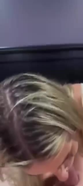 Amatoare bruneta se fute tare pe canapea si ia sperma in gura