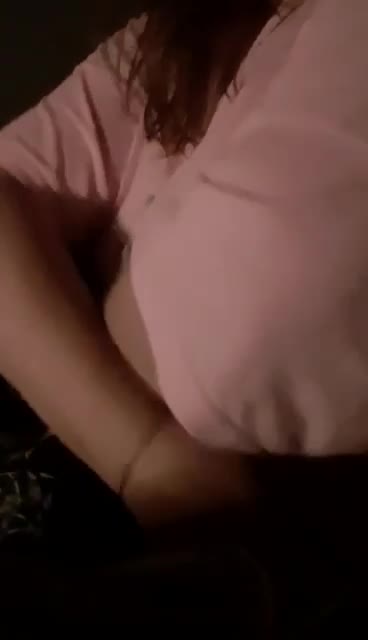 Amatoare blonda se filmeaza cum se fute singura